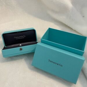 Tiffany & Co New & authentic earring blue box